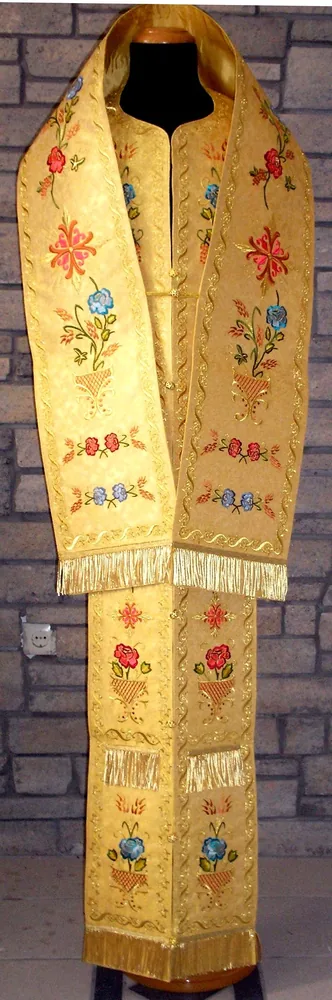 Сложный орнамент, с вышитым шевроном, омофор и епитрахиль