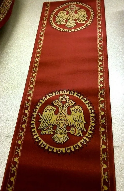 Церковный коридор с византийским двуглавым орлом красного цвета