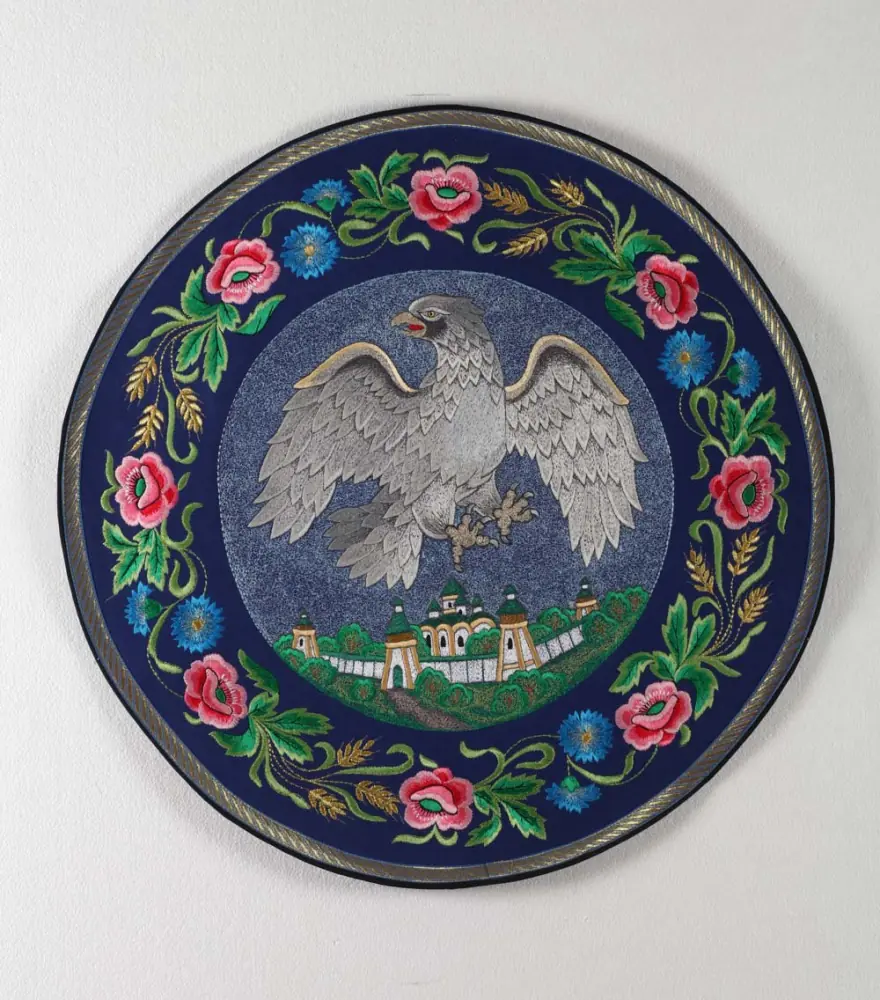 Eagle rug small machine embroidery / flowers / (d 64 cm)
