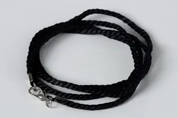 Cross cord silk 2 mm twisted with snap hook
