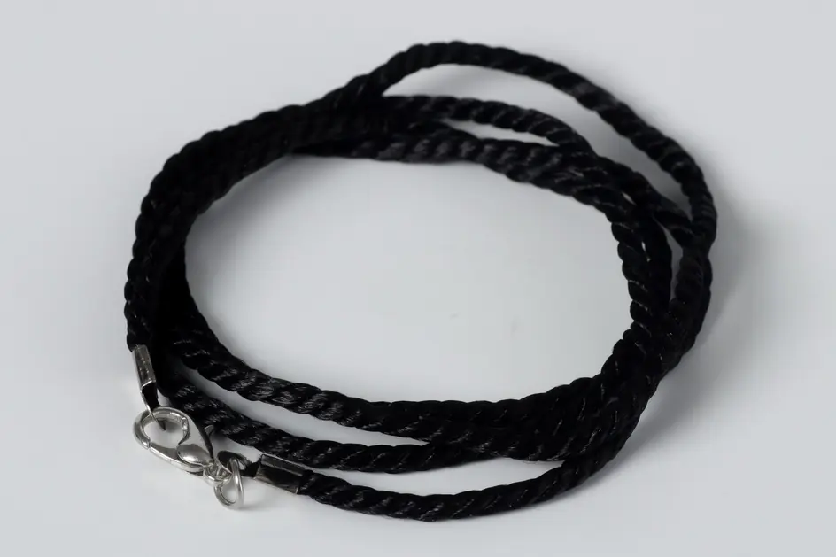 Cross cord silk 2 mm twisted with snap hook